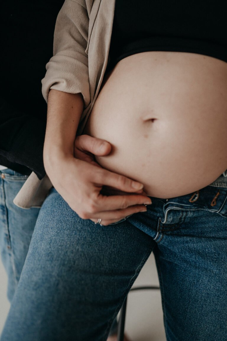 9 - Lovedbytrine_photography047_Babybauchfotografie_Studio